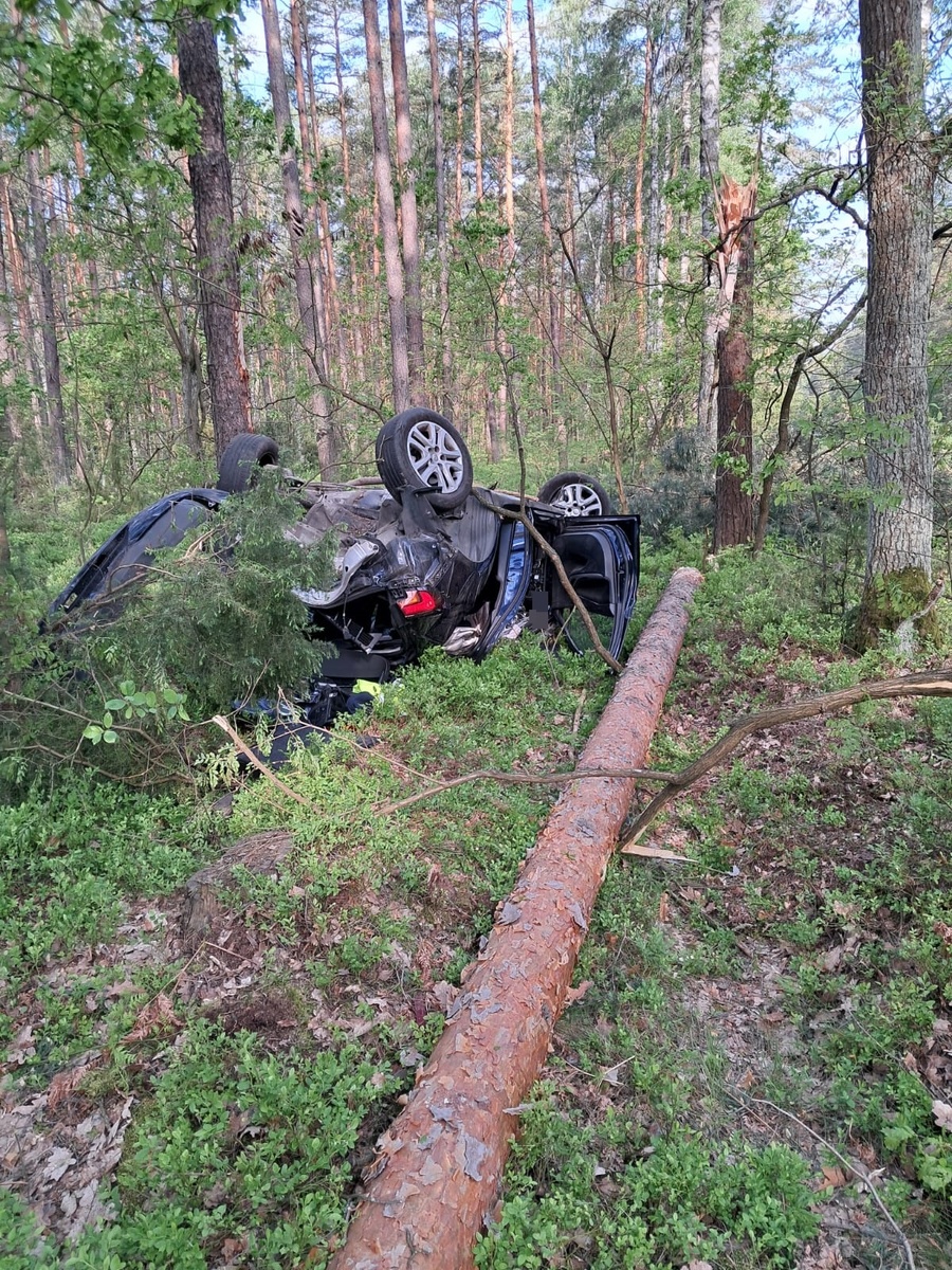 Opel Wypad Z Drogi I Uderzy W Drzewo Letni Kierowca Zgin Na